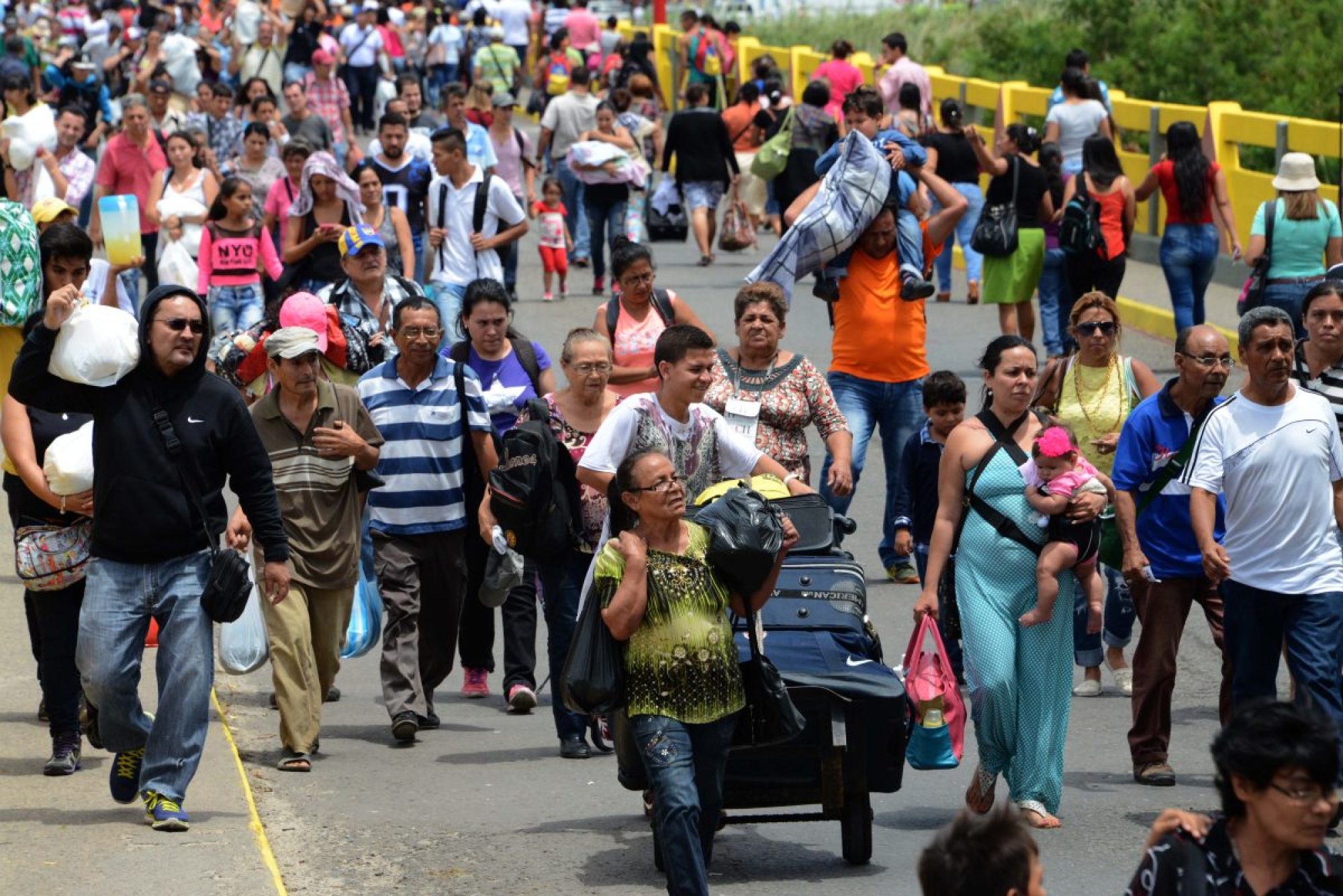 Venezuelans crossing the border with Colombia (George Castellanos/JRS).